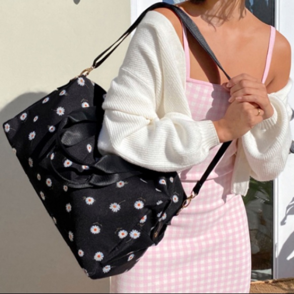 Alice & Olivia x FabFitFun Daisy Print Duffle Bag - Picture 1 of 11
